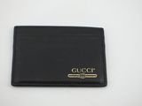 un portefeuille noir avec un logo doré sur le devant