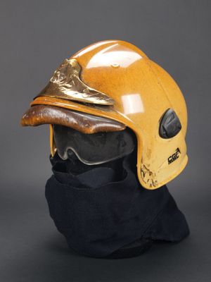 une image représentant un casque posé sur la tête d'un mannequin