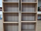 une paire de bibliothèques en bois dans un entrepôt comportant de nombreuses étagères