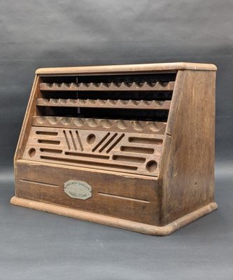 une vieille caisse enregistreuse en bois contenant beaucoup de pièces de monnaie