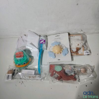 un grand nombre d'objets posés sur une table