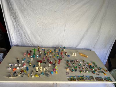une table sur laquelle sont posés de nombreux petits jouets