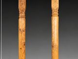 paire de colonnes en bois sculpté, avec une colonne de chaque côté