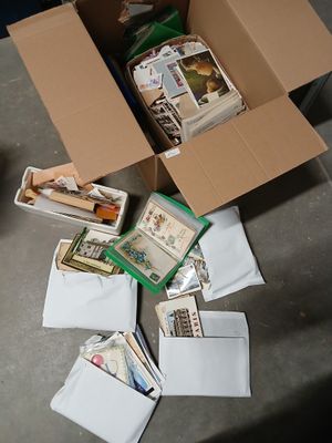 CPA, un carton de cartes en vrac, nombreuses cartes anciennes, a exami