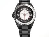 La montre est noire, avec un cadran blanc et une trotteuse rouge.