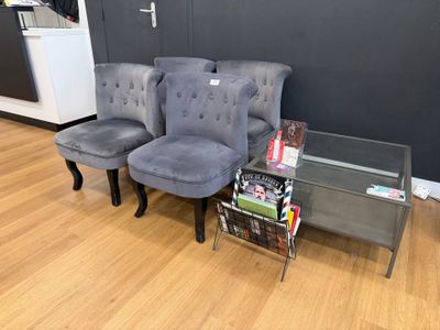 trois chaises placées à côté d'une table basse