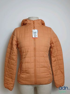 une veste orange à capuche sur un mannequin, un mannequin, un mannequin, un mannequin, un mannequin, un mannequin, un mannequin, un mannequin