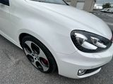 la voiture blanche est garée dans le parking à côté du bâtiment