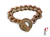 une image montrant un gros plan d'un bracelet sur fond blanc
