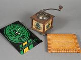 une petite horloge posée à côté d'un livre