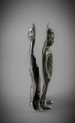 deux statues d'un homme et d'une femme debout l'une à côté de l'autre