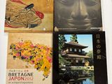 trois livres sont posés sur une table les uns à côté des autres