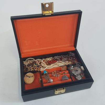 une boîte noire contenant tout un tas de bijoux