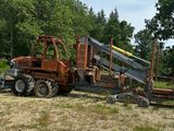 un tracteur qui est à l'arrêt dans la terre, près d'une clôture