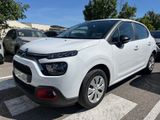une voiture blanche garée dans un parking à côté d'autres voitures