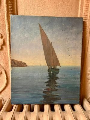 une peinture représentant un voilier sur l'eau, posée sur un radiateur