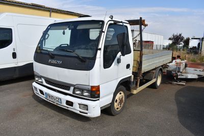 un camion blanc garé à côté d'une camionnette blanche