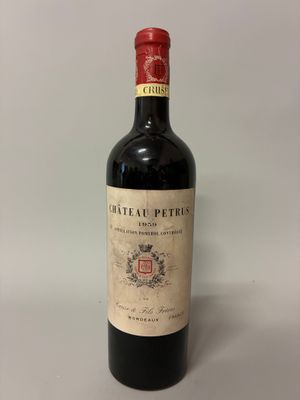 une bouteille de vin posée sur une table