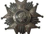 l'image d'une médaille en forme d'étoile avec le visage d'une femme au centre