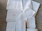 beaucoup de serviettes et de napkins blanches par terre