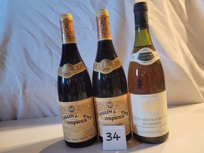 trois bouteilles de vin posées sur une table, l'une à côté de l'autre