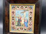 un tableau représentant Jésus sur la croix, avec une femme tenant un enfant dans ses bras