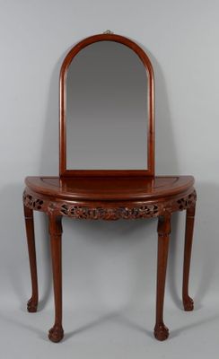 l'image d'une table en bois surmontée d'un miroir
