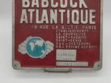 une photo d'un panneau rouge et blanc sur lequel on peut lire « Babcock Atlantique »