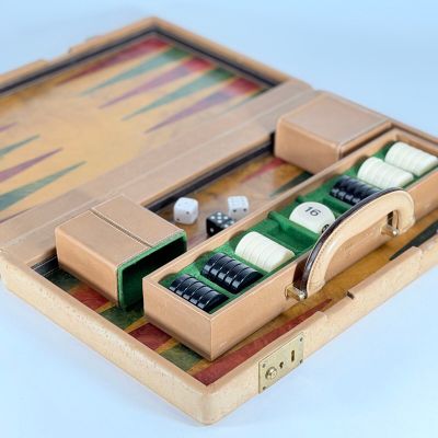 un backgammon en bois contenant des dés et des pions