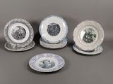 plusieurs assiettes présentant différents motifs et dessins sur un fond gris