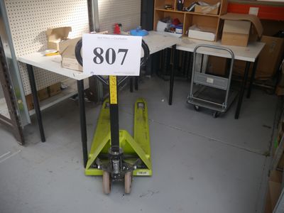 une photo d'un chariot élévateur dans un garage, sur lequel est apposée une plaque d'immatriculation