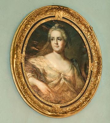 portrait d'une femme dans un cadre doré, tenant une plume à la main