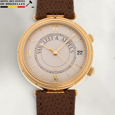 une image d'un gros plan d'une montre-bracelet sur une surface blanche