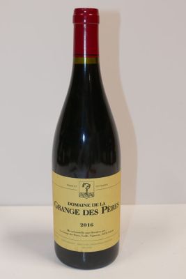 une bouteille de vin posée sur une table