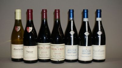 plusieurs bouteilles de vin sont alignées sur une table