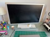 un bureau d'informatique équipé d'un écran, d'un clavier, d'une souris et d'autres fournitures de bureau