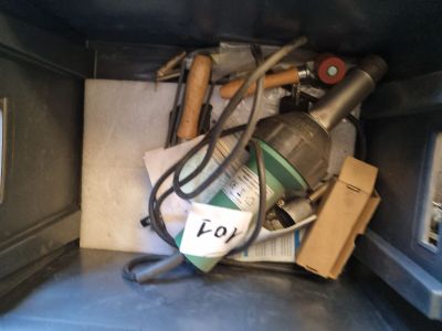 une boîte avec un tas d'outils à l'intérieur