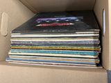 une boîte en carton contenant plusieurs CD