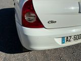 une voiture blanche garée sur le parking