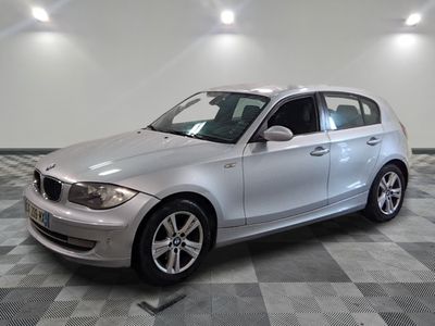 la photo d'une voiture argentée garée dans un garage