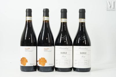 quatre bouteilles de vin sont alignées sur une surface blanche