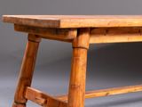 une image représentant un banc en bois sur fond gris