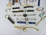 de nombreux types de montres et de bracelets disposés sur une table