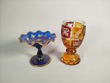 une paire de verres à pied sur fond blanc