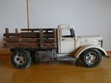 un camion jouet posé sur une table