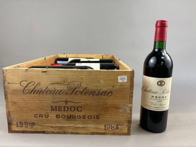 un coffret en bois contenant une bouteille de vin