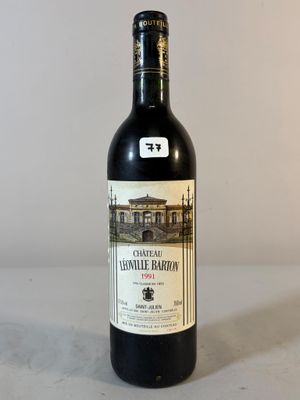 une bouteille de vin posée sur une table