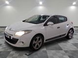 la photo d'une voiture blanche garée dans un garage