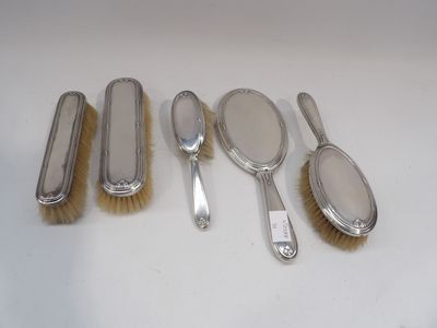 cinq types différents de couverts sur une table blanche