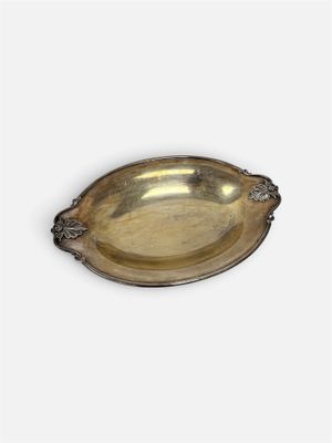 une assiette en argent antique sur fond blanc avec un fond blanc
